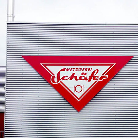 Außenwerbung: Logo an Gebäudefassade. Produziert von der Firma bausch werbeland  aus Waiblingen, bei Stuttgart